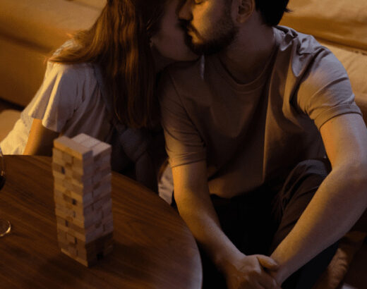 imagen de beso de una chica y un chico que receurda a poemas de besos